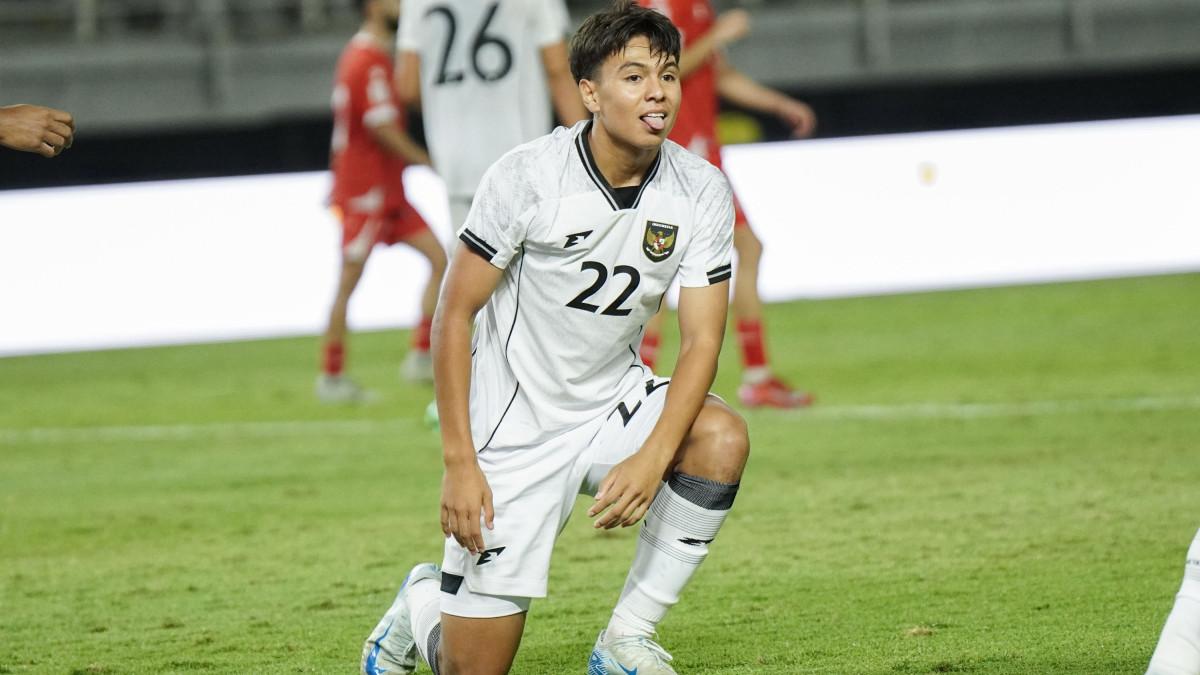 Pemain Timnas Indonesia, Adrian Wibowo, saat melawan Timnas Lebanon dalam laga FIFA Matchday 2025 di Stadion Gelora Bung Tomo, Surabaya, Senin (8/9/2025)